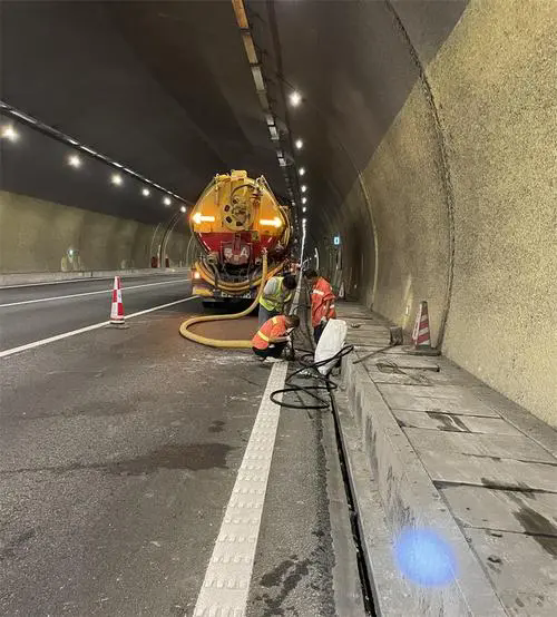 平阳隧道排水渠清淤